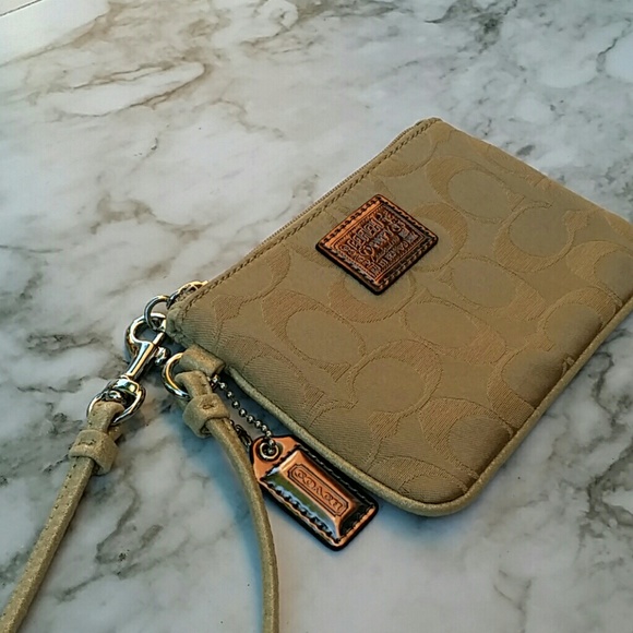 Coach Poppy Tan Wristel - Picture 2 of 3